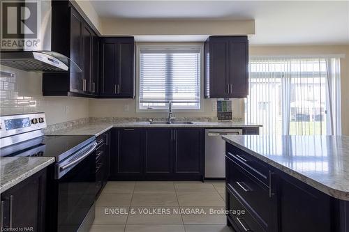 9462 Tallgrass Avenue, Niagara Falls (224 - Lyons Creek), ON - Indoor Photo Showing Kitchen With Double Sink