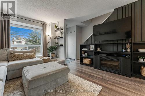 63 - 226 Highview Avenue W, London, ON - Indoor Photo Showing Living Room