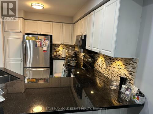 471 Stonetree Court, Mississauga, ON - Indoor Photo Showing Kitchen With Double Sink