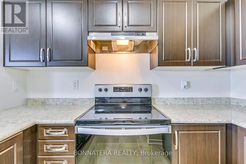 30-04 - 2420 Baronwood Drive, Oakville, ON - Indoor Photo Showing Kitchen