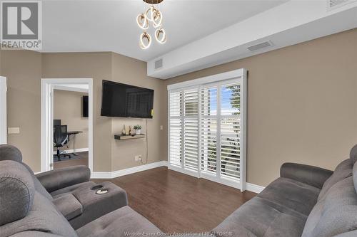 8475 Wyandotte East Unit# 111, Windsor, ON - Indoor Photo Showing Living Room