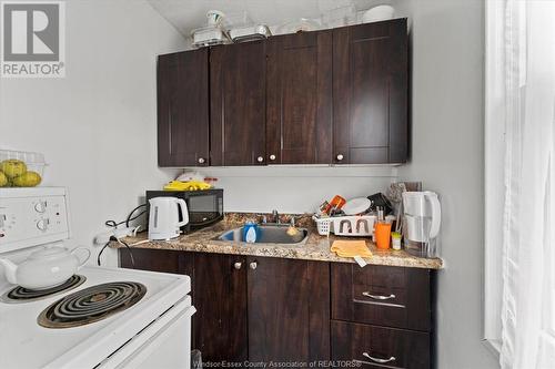 394 Langlois, Windsor, ON - Indoor Photo Showing Kitchen