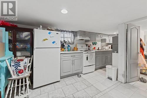 394 Langlois, Windsor, ON - Indoor Photo Showing Kitchen