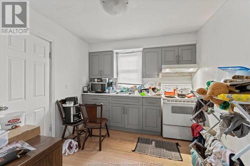 394 Langlois, Windsor, ON - Indoor Photo Showing Kitchen