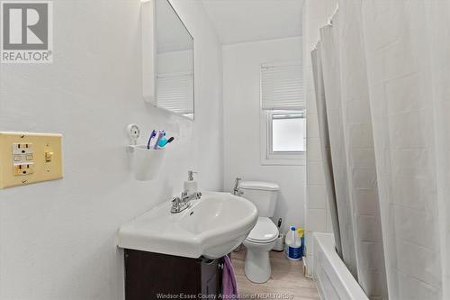 394 Langlois, Windsor, ON - Indoor Photo Showing Bathroom