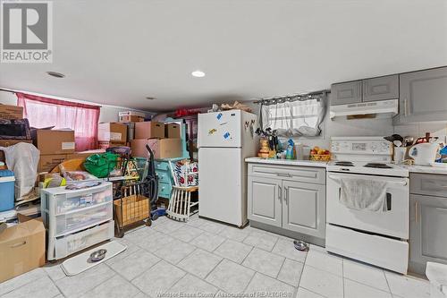 394 Langlois, Windsor, ON - Indoor Photo Showing Kitchen