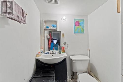 394 Langlois, Windsor, ON - Indoor Photo Showing Bathroom