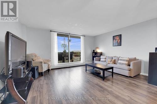 826 - 350 Quigley Road, Hamilton, ON - Indoor Photo Showing Living Room