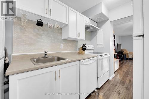 826 - 350 Quigley Road, Hamilton, ON - Indoor Photo Showing Kitchen