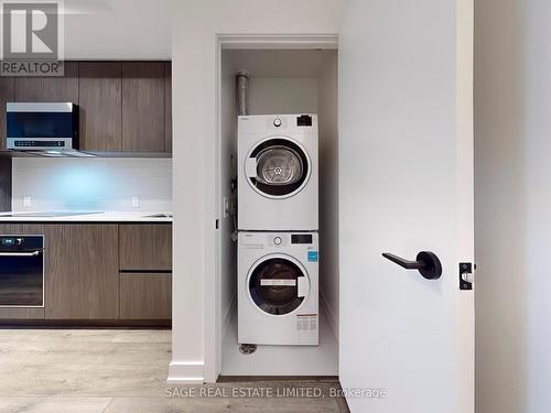 1103 - 127 Broadway Avenue, Toronto, ON - Indoor Photo Showing Laundry Room