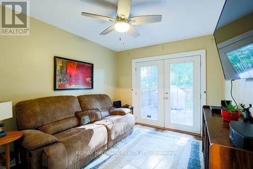 5 East Haven Drive, Toronto, ON - Indoor Photo Showing Living Room