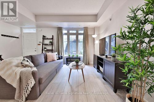 7 - 98 Carr Street, Toronto (Kensington-Chinatown), ON - Indoor Photo Showing Living Room