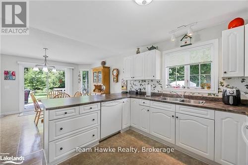 9 Ventnor Crescent, Wasaga Beach, ON - Indoor Photo Showing Kitchen With Double Sink