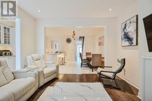 249 Inspire Boulevard, Brampton, ON - Indoor Photo Showing Living Room