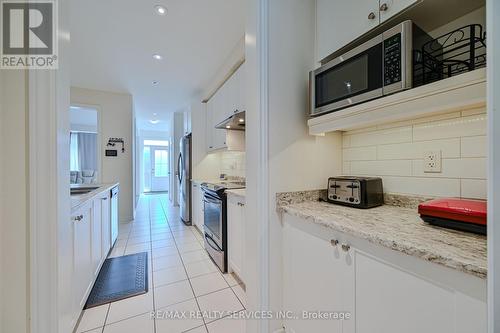 249 Inspire Boulevard, Brampton, ON - Indoor Photo Showing Kitchen With Upgraded Kitchen