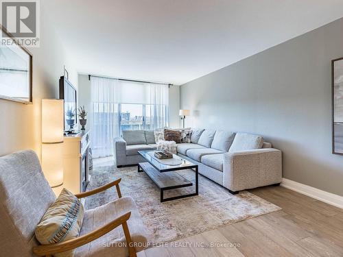 1605 - 820 Burnhamthorpe Road, Toronto, ON - Indoor Photo Showing Living Room