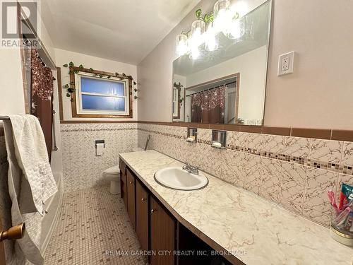 15 Champlain Avenue, Hamilton (Greenford), ON - Indoor Photo Showing Bathroom