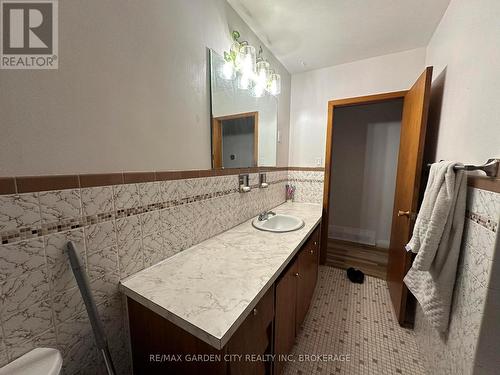 15 Champlain Avenue, Hamilton (Greenford), ON - Indoor Photo Showing Bathroom