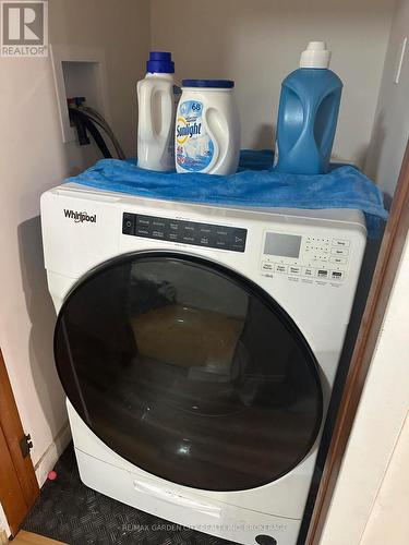 15 Champlain Avenue, Hamilton (Greenford), ON - Indoor Photo Showing Laundry Room