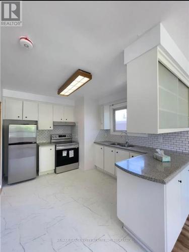 15 Champlain Avenue, Hamilton (Greenford), ON - Indoor Photo Showing Kitchen