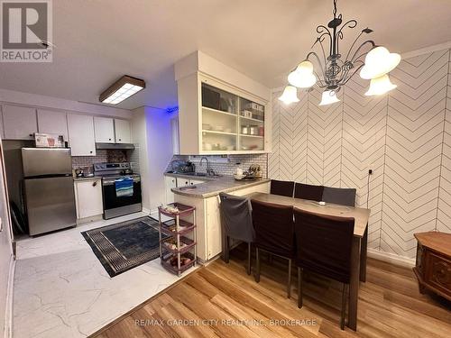 15 Champlain Avenue, Hamilton (Greenford), ON - Indoor Photo Showing Kitchen