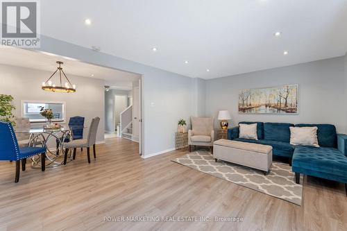 B - 911 Elmsmere Road, Ottawa, ON - Indoor Photo Showing Living Room