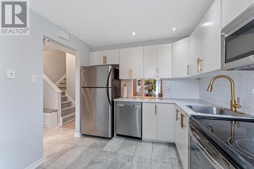 B - 911 Elmsmere Road, Ottawa, ON - Indoor Photo Showing Kitchen With Stainless Steel Kitchen