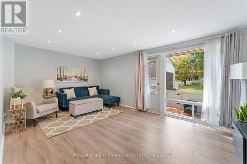 B - 911 Elmsmere Road, Ottawa, ON - Indoor Photo Showing Living Room