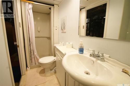 4 Young Crescent, Saskatoon, SK - Indoor Photo Showing Bathroom