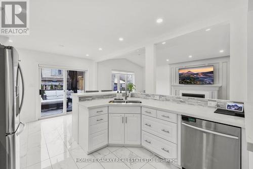 6870 Imperial Court, Niagara Falls, ON - Indoor Photo Showing Kitchen With Double Sink