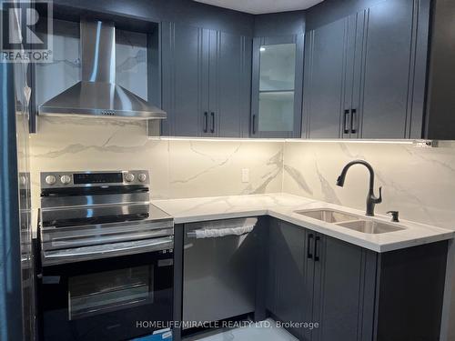 21 Cadence Road, Brampton, ON - Indoor Photo Showing Kitchen With Double Sink With Upgraded Kitchen