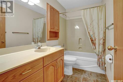 2516 Lindsay Street, Regina, SK - Indoor Photo Showing Bathroom