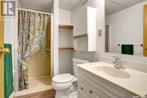 2516 Lindsay Street, Regina, SK - Indoor Photo Showing Bathroom