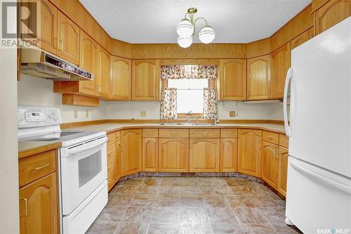 2516 Lindsay Street, Regina, SK - Indoor Photo Showing Kitchen With Double Sink