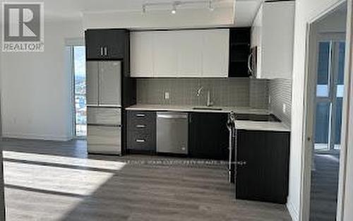 820 - 100 Eagle Rock Way, Vaughan, ON - Indoor Photo Showing Kitchen