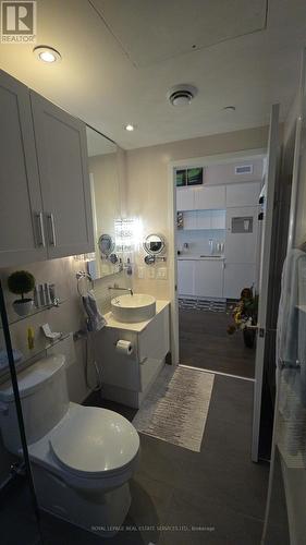 2512 - 185 Roehampton Avenue, Toronto, ON - Indoor Photo Showing Bathroom