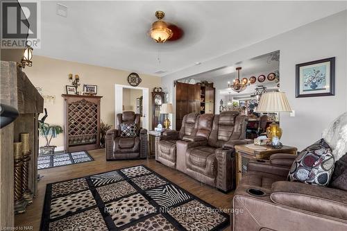 8 Hoover Point Lane, Haldimand County, ON - Indoor Photo Showing Living Room