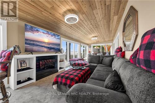 8 Hoover Point Lane, Haldimand County, ON - Indoor Photo Showing Living Room With Fireplace