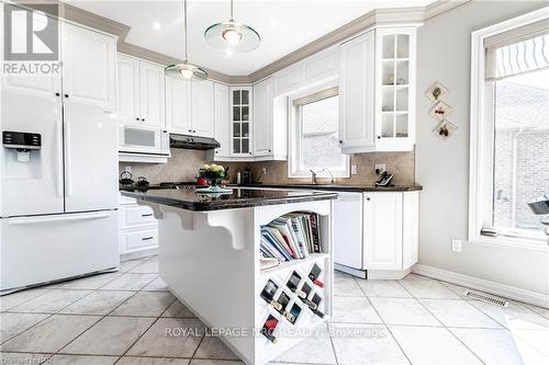 32 Timmsdale Crescent, Pelham (662 - Fonthill), ON - Indoor Photo Showing Kitchen