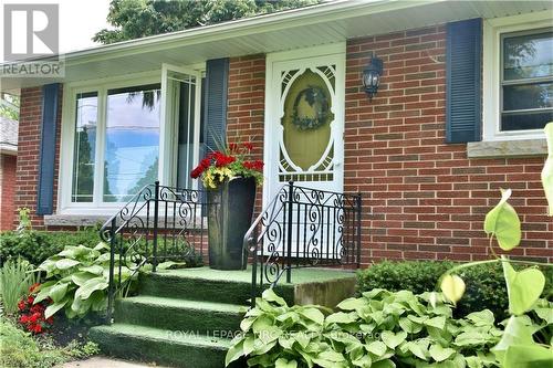 8 Henry Street, Niagara-On-The-Lake (108 - Virgil), ON - Outdoor