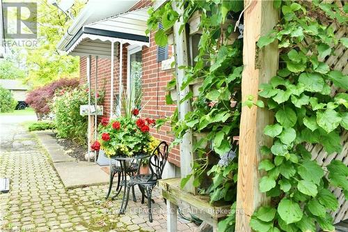 8 Henry Street, Niagara-On-The-Lake (108 - Virgil), ON - Outdoor