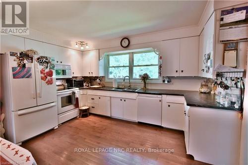 8 Henry Street, Niagara-On-The-Lake (108 - Virgil), ON - Indoor Photo Showing Kitchen With Double Sink