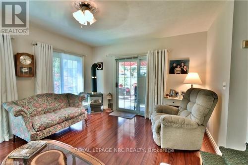 8 Henry Street, Niagara-On-The-Lake (108 - Virgil), ON - Indoor Photo Showing Living Room