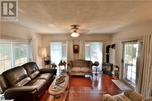 8 Henry Street, Niagara-On-The-Lake (108 - Virgil), ON - Indoor Photo Showing Living Room