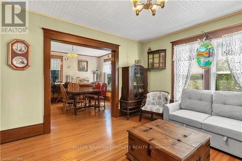 2225 North Shore Drive, Haldimand County, ON - Indoor Photo Showing Living Room