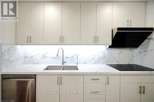 24 Riverview Boulevard, St. Catharines (461 - Glendale/Glenridge), ON - Indoor Photo Showing Kitchen