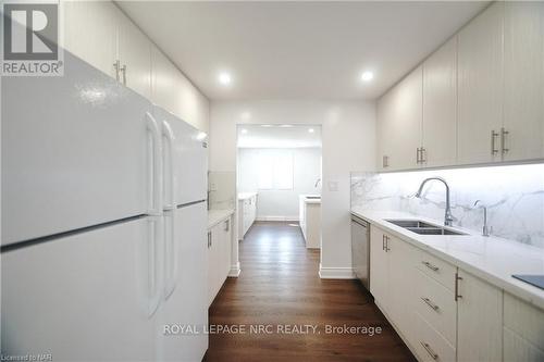 24 Riverview Boulevard, St. Catharines (461 - Glendale/Glenridge), ON - Indoor Photo Showing Kitchen With Double Sink