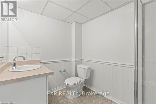 7364 Jubilee Drive, Niagara Falls (221 - Marineland), ON - Indoor Photo Showing Bathroom