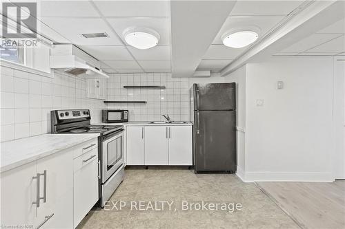 7364 Jubilee Drive, Niagara Falls (221 - Marineland), ON - Indoor Photo Showing Kitchen With Double Sink