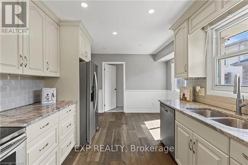 7364 Jubilee Drive, Niagara Falls (221 - Marineland), ON - Indoor Photo Showing Kitchen With Double Sink With Upgraded Kitchen